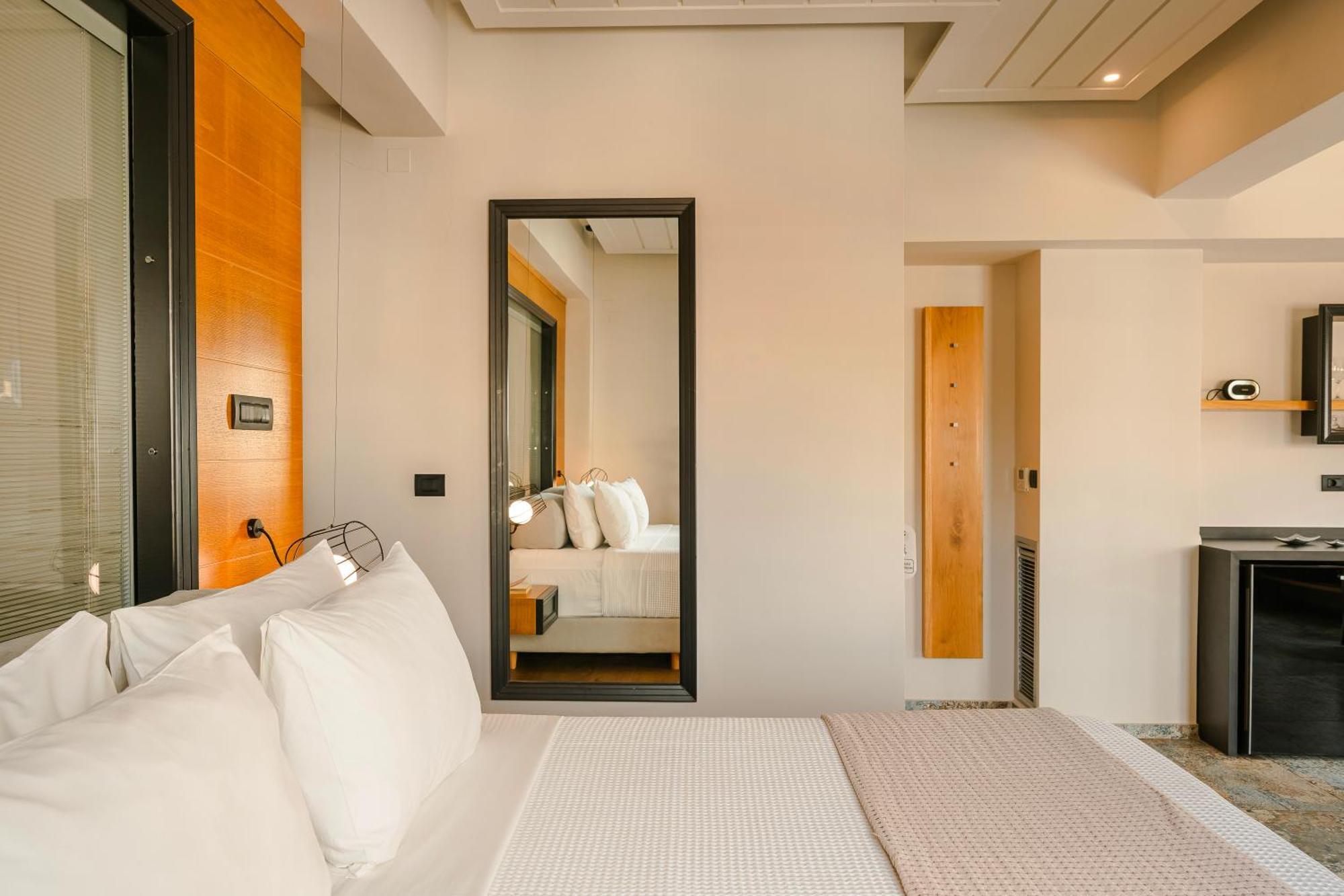 Querini Luxury Suites Chrissi Akti Chania Exterior foto