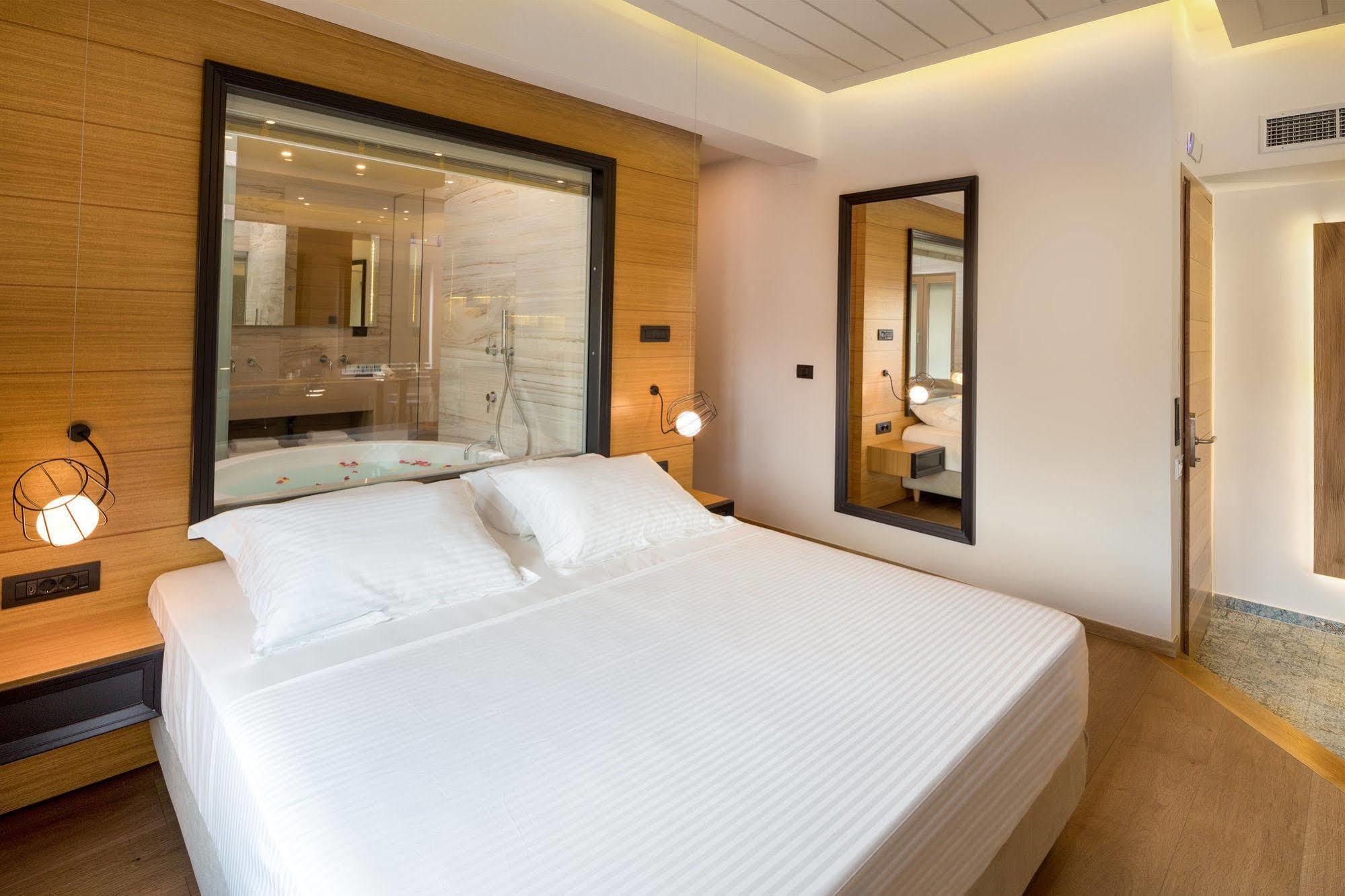 Querini Luxury Suites Chrissi Akti Chania Exterior foto